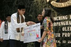 Sandi Luncurkan Kartu...