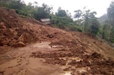 Tebing Sungai Lahar...