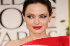 Angelina Jolie Berkencan...