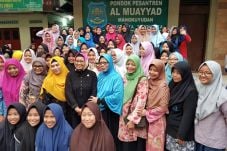 Menlu Menyambangi Pesantren...