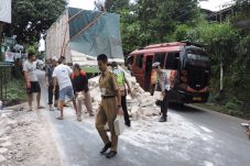 Truk Gagal Menanjak,...