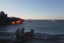 Kapal Kasino Terbakar...