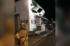 Ngebut, Mobil Ini Terbang...