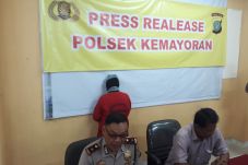 Bunuh Bayi Sendiri,...