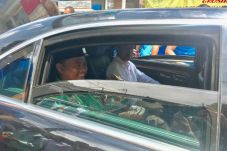 Satu Mobil dengan Jokowi,...