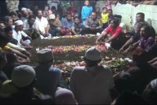 Tiga Anak yang Diracun...