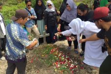 Isak Tangis Warnai Pemakaman...