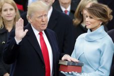 Setahun Trump Berkuasa,...