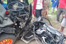 Mobil Tabrak Pohon,...