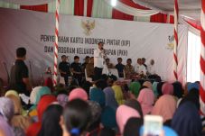 Serahkan Bantuan PKH,...