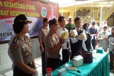 Polisi Tembak Mati Tiga...