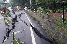 Hoax, Foto Jalan Terbelah...