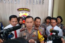 Kesal Penghasilan Ayahnya...