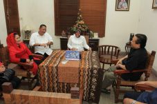 Kunjungi Uskup Surabaya,...