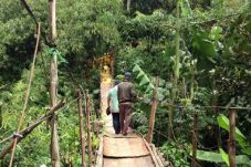 Perbaiki Jembatan Gantung,...