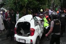 Mobil Ringsek Tertabrak...