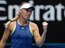 Wozniacki Melenggang...