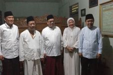 Mbah Munif Minta Pak...