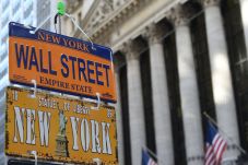 Dow Jones Menguat 140,67...