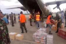 TNI Kirimkan Bantuan...