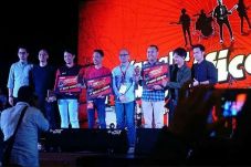 Gitaris Batam Kenny...
