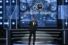 5 Busana Terburuk Grammy...