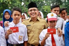 Bupati Anas Luncurkan...