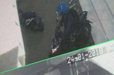 Terekam CCTV, Pria Berpakaian...