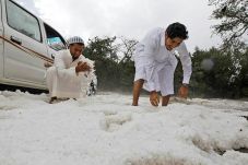 Warga Saudi Menggelar...