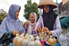 Siswi Cantik Ini Jualan...