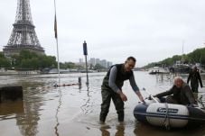 Ribuan Warga Paris Dievakuasi