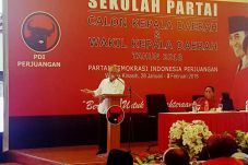 Menteri Basuki Bekali...