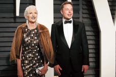 Maye Musk Tetap Tampil...