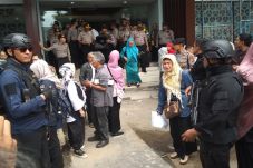 Polisi Bubarkan Calon...