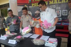 Diejek, Kakek Empat...