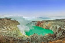 Kawah Ijen Masih Jadi...