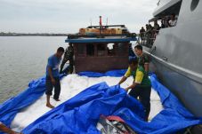 Muat 25 Ton Beras Ketan...