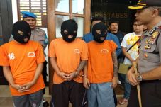 Gara-gara Saling Tatap,...