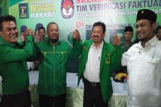 Dipecat Partai, Eks...