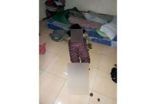Nenek Bergelang dan...