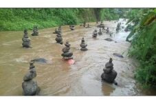 Heboh 99 Tumpukan Batu...