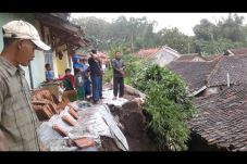 Longsor Terjang Ngamprah,...