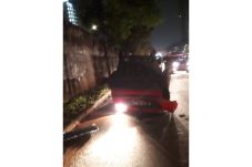 Tabrak Pembatas Tol,...