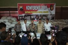 Awas, Beras Operasi...