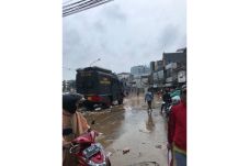 Terendam Banjir, Jalan...