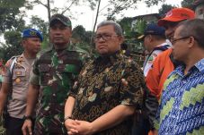 Tinjau Lokasi Longsor,...