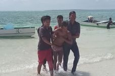 Dua Penumpang Kapal...