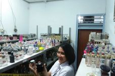 Bikin Parfum Palsu Beromzet...