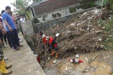 Semarang Diterjang Banjir,...