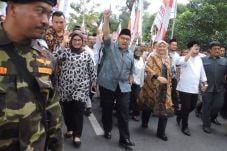 Anies-Sandi Turun Gunung...